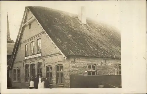 Foto Ak Hennstedt in Dithmarschen, Familie Mehrens vor einem Haus in der Kirchenstraße 2