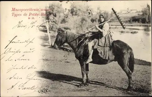 Ak Ukraine, Types de Petite Russie, Frau mit Heurechen auf einem Pferd