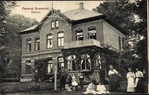 Ak Bad Bramstedt in Holstein, Personen vor dem Pastorat