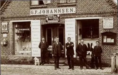 Foto Ak Bad Bramstedt ?, Männer vor der Kolonialwarenhandlung von G. F. Johannsen, Maggi Reklame