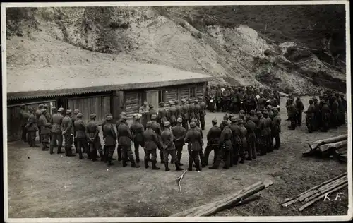 Foto Ak Polen ?, Abendmahl mit neuer Baracke, Deutsche Soldaten in Uniformen, I WK