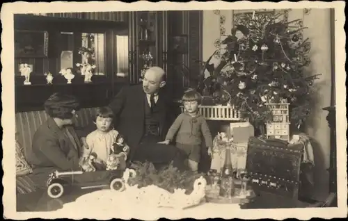 Foto Ak Familie beim Weihnachtsfest, Tannenbaum, Spielzeuge, Kinder, 1928