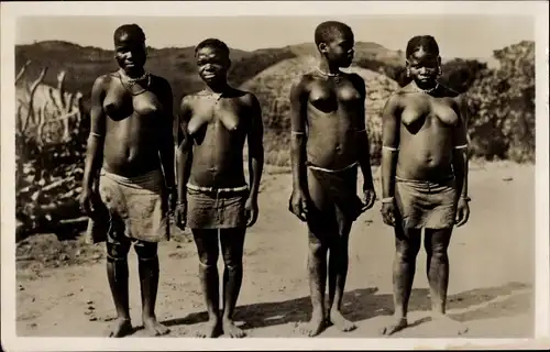 Foto Ak Afrika, afrikanische Frauen, barbusig