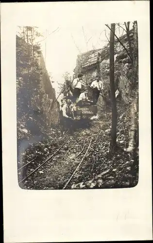 Foto Ak Greiz im Vogtland, Jungen auf einer Kleinbahn?, Wagen