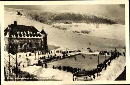 Ak Oberwiesenthal im Erzgebirge, Wintersportplatz, Eisbahn