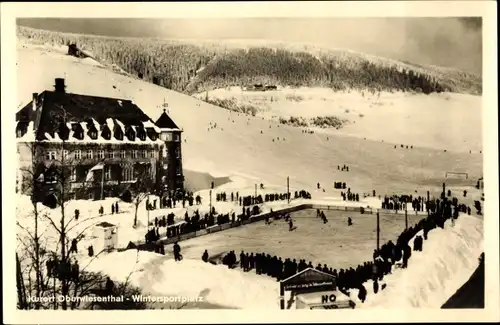 Ak Oberwiesenthal im Erzgebirge, Wintersportplatz, Eisbahn