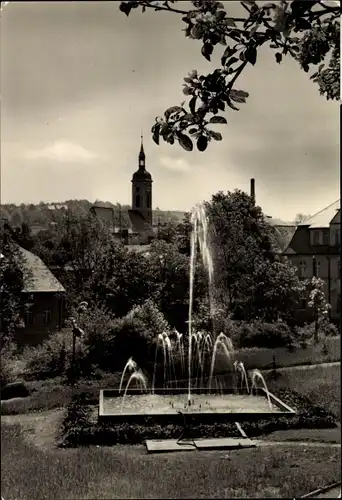 Ak Bärenstein im Erzgebirge, Parkanlage Roter Platz, Springbrunnen