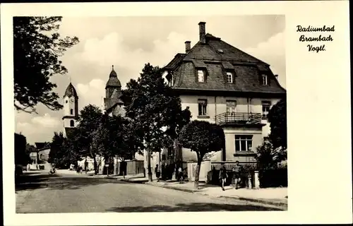 Ak Bad Brambach im Vogtland, Straßenpartie, Kirche