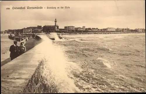 Ak Ostseebad Warnemünde Rostock, Brandung an der Mole