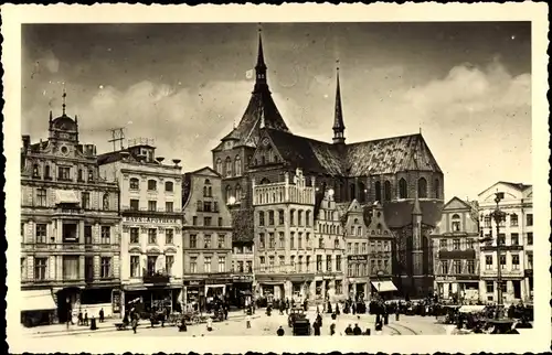 Foto Ak Hansestadt Rostock, Marktplatz, Kirche, Rats-Apotheke