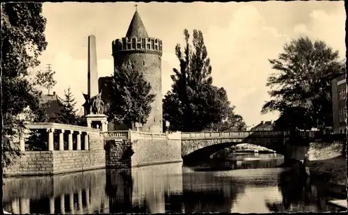 Ak Brandenburg an der Havel, Sowjetischer Ehrenhain am Steintorturm, Brücke