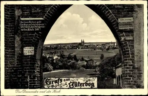 Ak Jüterbog im Kreis Teltow Fläming, Blick durch das Dammtor auf den Ort