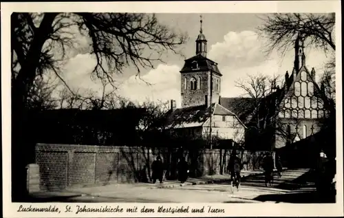 Ak Luckenwalde in Brandenburg, St. Johanniskirche mit dem Westgiebel und Turm