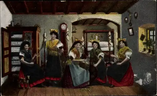 Ak Egerländer Trachten, junge Frauen in Tracht beim Spinnen