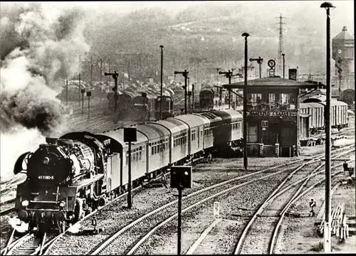 Ak Deutsche Eisenbahn, Dampflokomotive Baureihe 41 Reko, P 4006 bei der Ausfahrt aus Saalfeld, 1982