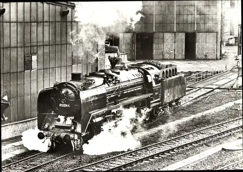 Ak Deutsche Eisenbahn, Dampflokomotive, Lok 01 2204-4 in Saalfeld, 01 204, 1980
