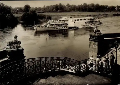 Ak Weiße Flotte Dresden, Luxusfahrgastschiff Karl Marx vor Schloss Pillnitz