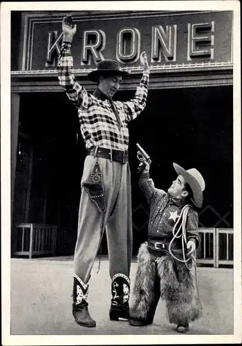 Ak Circus Krone, Bimbo ist mit 2,38m der größte Mann Europas, Liliputaner, Cowboyszene