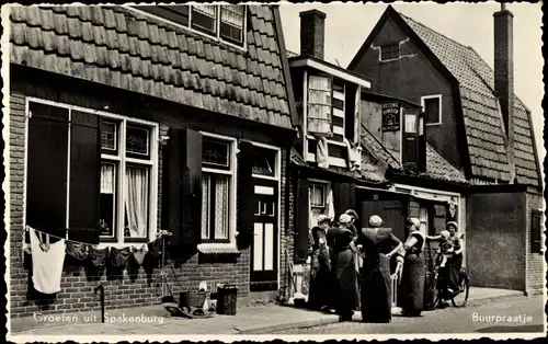 Ak Spakenburg Utrecht Niederlande, Buurpraatje, Gruppe von Frauen in Tracht, Wäscheleine