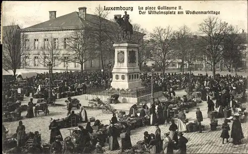 Ak Luxemburg Luxembourg, Der Wilhelmsplatz am Wochenmarkttage, Denkmal