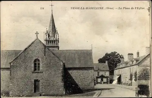 Ak Tessé la Madeleine Bagnoles de l'Orne, La Place de l'Église