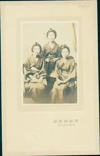 Kabinett Foto Yamagata Japan, Drei junge Japanerinnen in Kimonos, Portrait