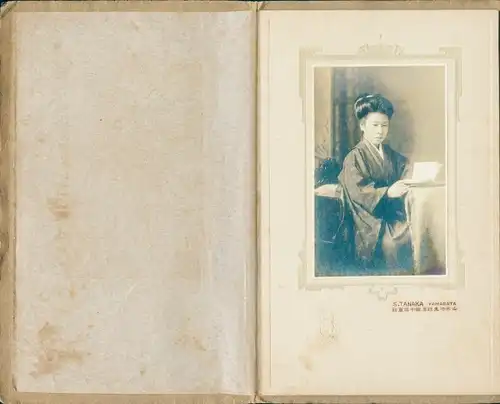 Kabinett Foto Yamagata Japan, Junge Japanerin im Kimono mit Buch an einem Tisch, Portrait