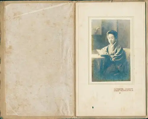 Kabinett Foto Yamagata Japan, Junge Japanerin im Kimono mit Buch an einem Tisch, Portrait