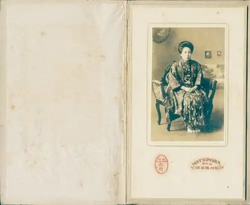 Kabinett Foto Yamagata Japan, Sitzportrait einer Japanerin im Kimono