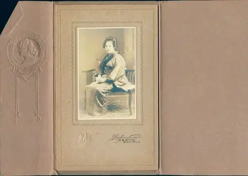 Kabinett Foto Yamagata Japan, Junge Japanerin im Kimono auf einer Bank, Portrait