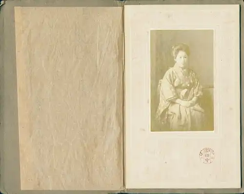Kabinett Foto Yamagata Japan, Sitzportrait einer Japanerin im Kimono