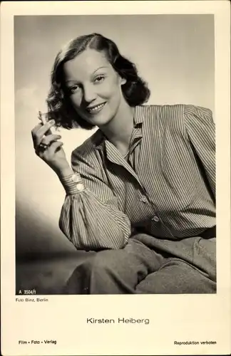 Ak Schauspielerin Kirsten Heiberg, Portrait, Zigarette