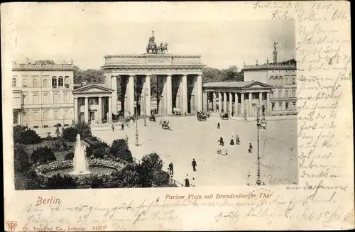 Ak Berlin Mitte, Pariser Platz mit Brandenburger Tor, Springbrunnen