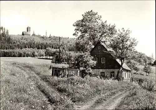 Ak Bärenstein im Erzgebirge, Altes Haus, Unterkunftshaus auf dem Bärenstein im Hintergrund