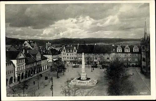 Ak Saalfeld in Thüringen, Markt, Gedenksäule