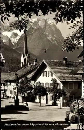 Ak Garmisch Partenkirchen in Oberbayern, Floriansplatz gegen Zugspitze und Waxenstein