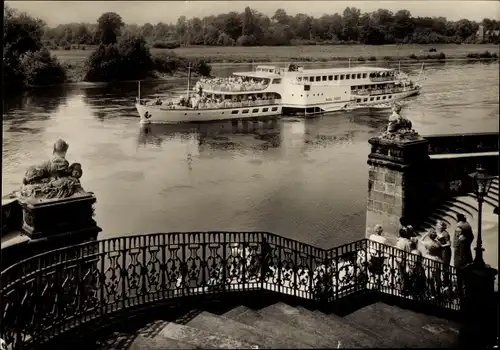 Ak Weiße Flotte Dresden, Luxusfahrgastschiff Karl Marx vor Schloss Pillnitz