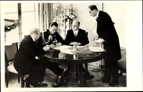 Ak Prins Bernhard, Minister President Dr. L. J. M. Been en Jhr. Mr. F. Beelaerts van Blokland, 1947