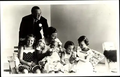 Ak Königin Juliana der Niederlande, Prinz Bernhard, Prinzessin Beatrix, Irene, Margriet, Christina