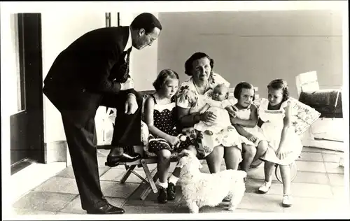 Ak Königin Juliana der Niederlande, Prinz Bernhard, Prinzessin Beatrix, Irene, Margriet, Christina