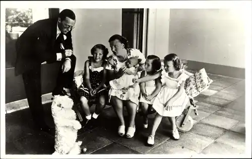 Ak Königin Juliana der Niederlande, Prinz Bernhard, PrinzessinBeatrix, Irene, Margriet, Christina