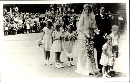 Ak De Prinsesjes als bruidsmeisjes bij het huwelijk van Zr. Huidekoper, 1947, Beatrix, Irene