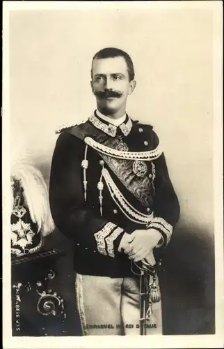 Ak Vittorio Emanuele III., Viktor Emanuel III., König von Italien, Portrait in Uniform