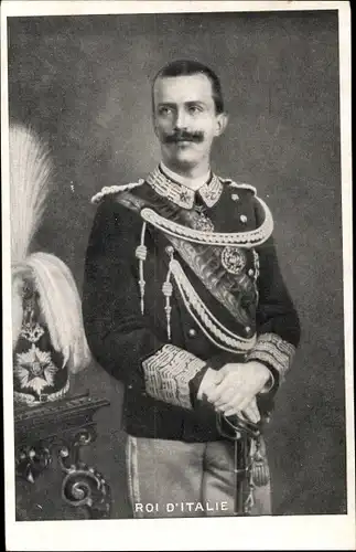 Ak Vittorio Emanuele III., König Viktor Emanuel III. von Italien, Standportrait, Uniform