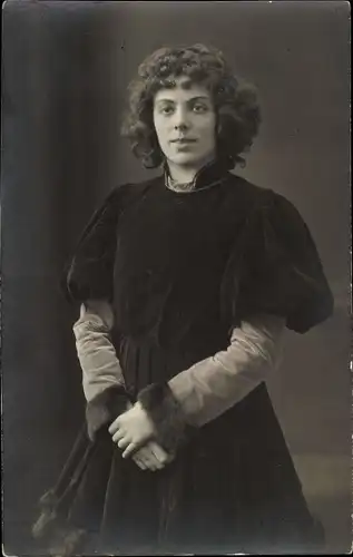 Foto Ak Santa ?ömland in schwarzem Kleid