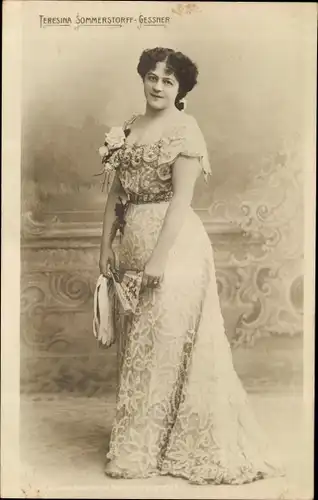 Ak Schauspielerin Teresina Sommeratorff Gessner, Portrait im Kleid