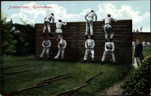 Ak Deutsche Soldaten beim Eskaladieren, Übungsplatz