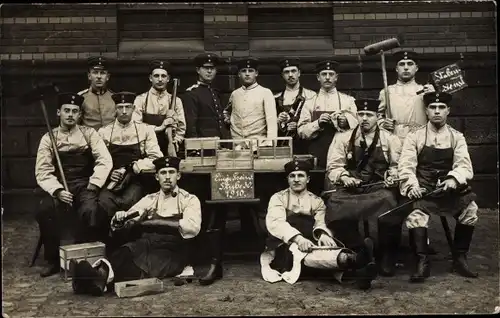 Foto Ak Deutsche Soldaten in Uniform, Stubendienst, Putzgeräte, Köln 1910