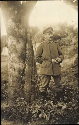 Foto Ak Deutscher Soldat in Uniform, O. Palczynski, Standportrait mit Zigarette, 1917