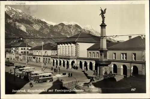 Ak Innsbruck Tirol, Hauptbahnhof mit Vereinigungsbrunnen, Busse